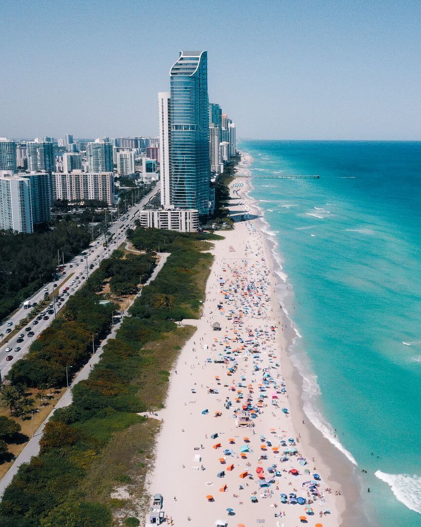 Hochhäuser am Strand in Miami North Beach