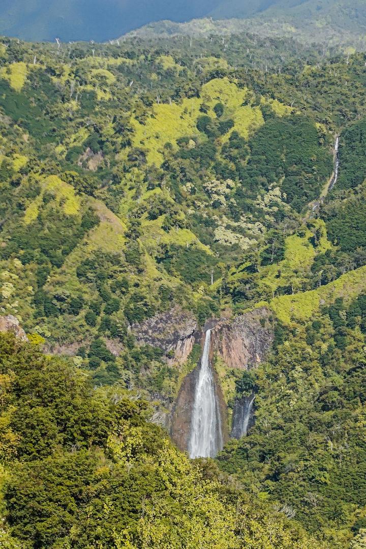 approaching Manawaiopuna Falls with Island Helicopters Kauai